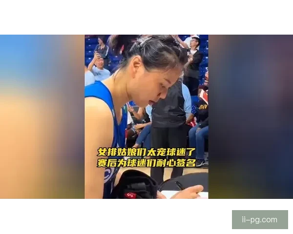 孙兴慜训练后守在门口为孩子们逐一签名的温暖瞬间感动无数球迷心